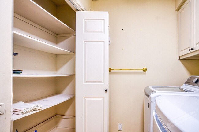 Building Photo - Lake Balboa Area| Home| Unfurnished
