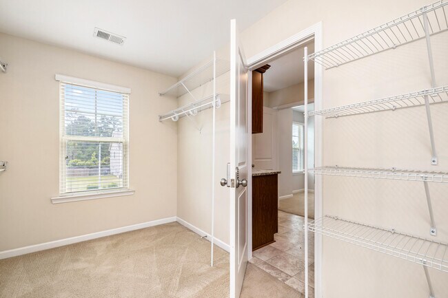 Building Photo - 865 Cormier Dr