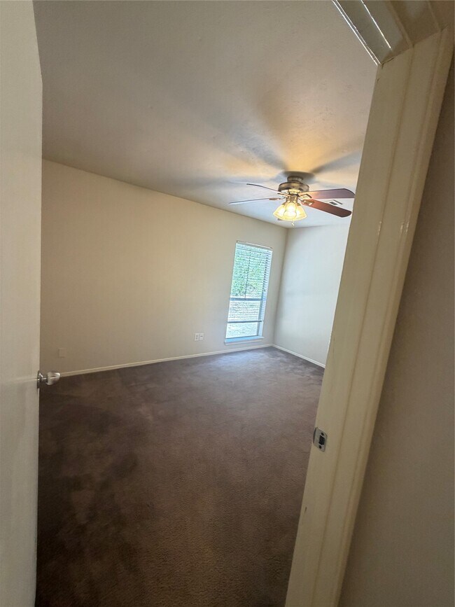 Building Photo - 9 Wolfhound Ln