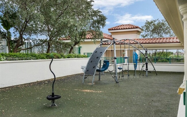 Building Photo - 19900 E Country Club Dr