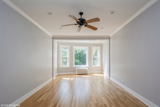 Building Photo - 1220 W Sherwin Ave