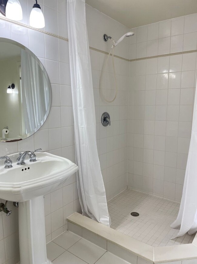 Building Photo - Charming & Well-Maintained 2-Bedroom, 1.5-...