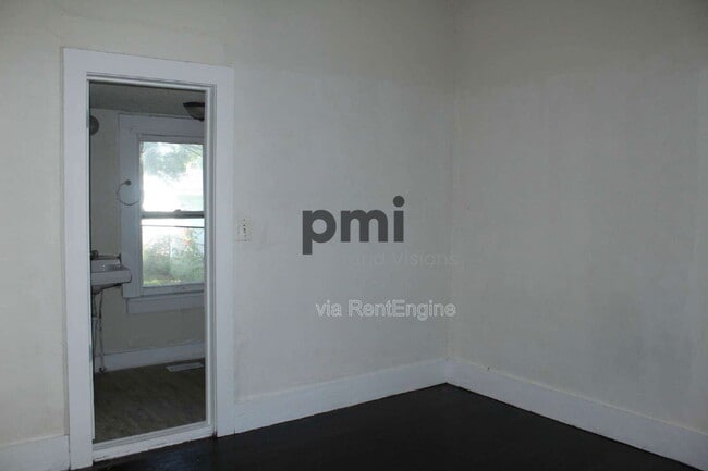 Building Photo - 1657 E Main St