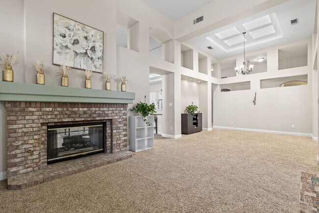Building Photo - CLEAN 3 BEDROOM / 2 BATHROOM IN SEVEN OAK!...