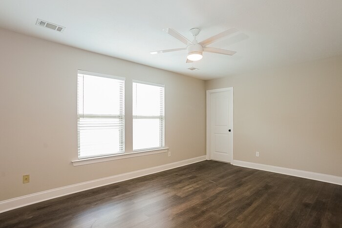 Building Photo - 828 Erika Ln