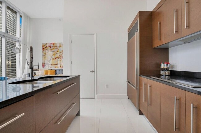 Building Photo - 485 Brickell Ave