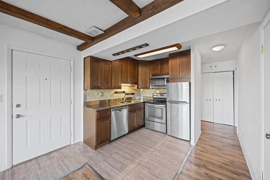 Building Photo - 5544 E Lake Dr