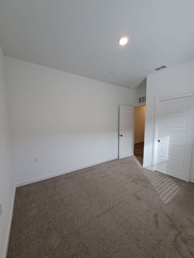 Building Photo - Stunning 3-Bedroom Single-Level Home in Fresno with Solar!