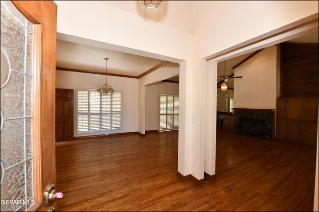 Building Photo - 1004 Los Jardines Cir