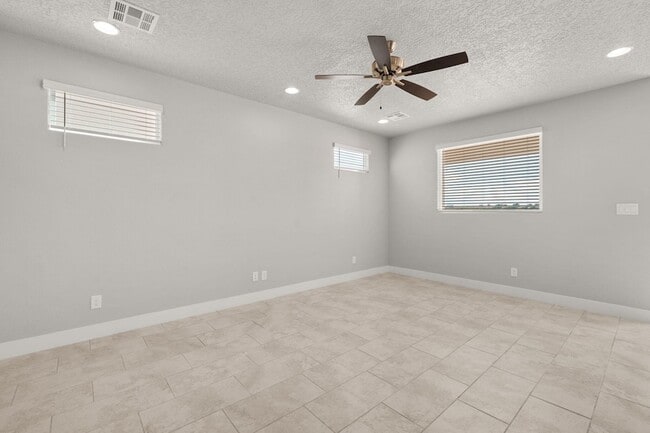 Building Photo - 4030 Silver Springs Road NE