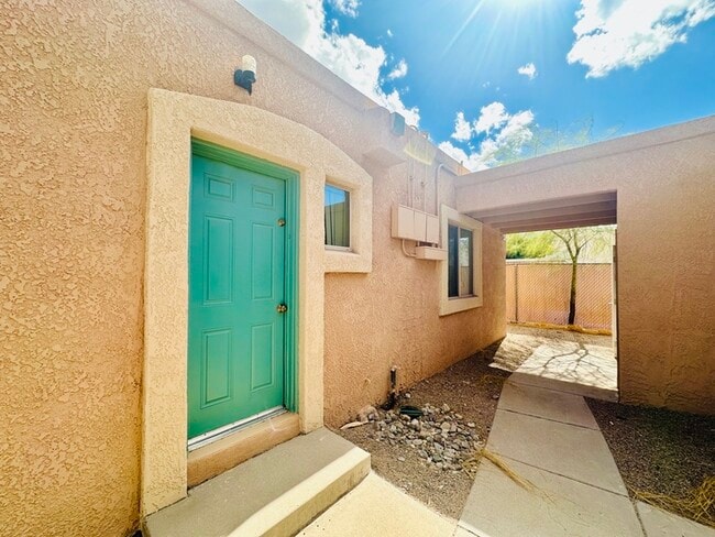 Building Photo - Spacious 1 Bedroom in Gated Community, Off...