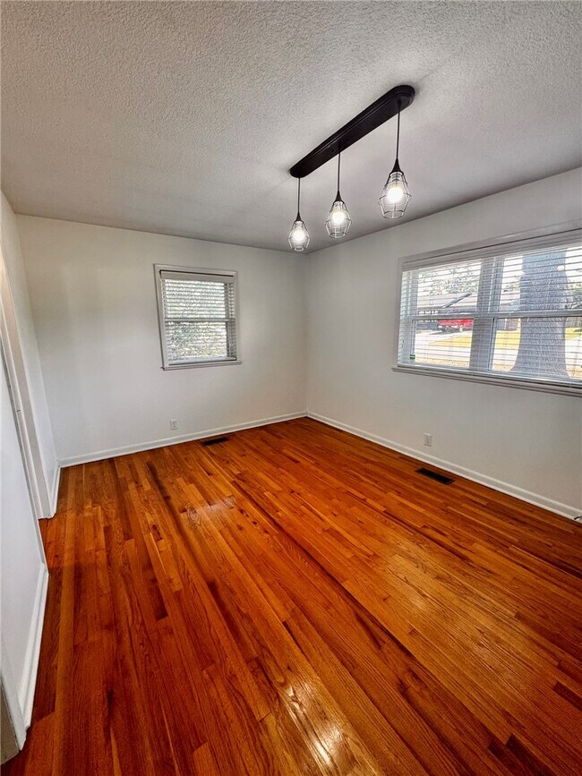 Building Photo - 922 S 15th St
