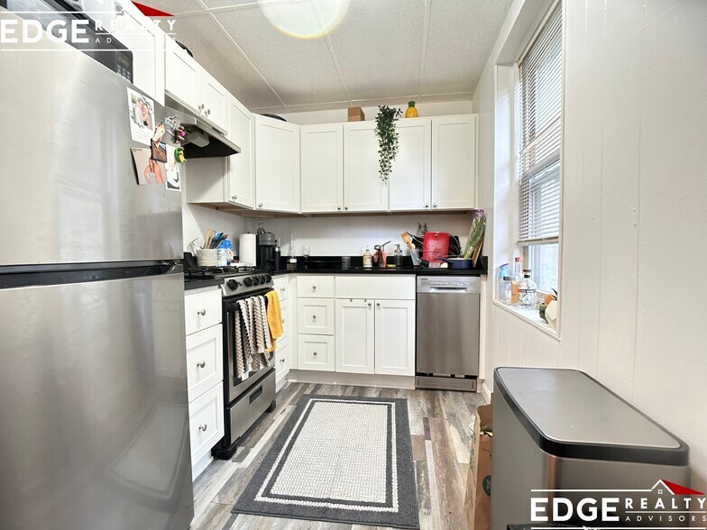 Building Photo - 225 Kelton St