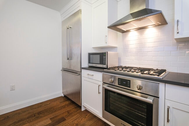 Building Photo - 10 Byron Pl