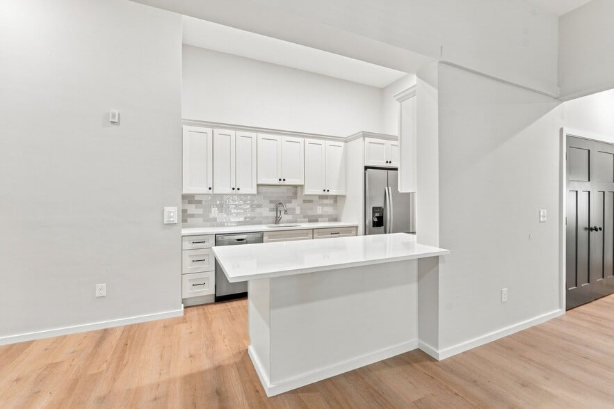 Building Photo - 1568 Lonsdale Ave