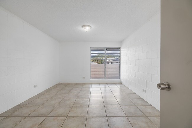 Building Photo - *** Newly Upgraded 3 bedroom / 1 bath Great Location/Amazing Price!!Must see!!Don't Miss Out (Uni...