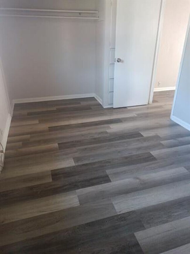 Building Photo - Perfect 1 bed unit located within walking distance of Woodson Park