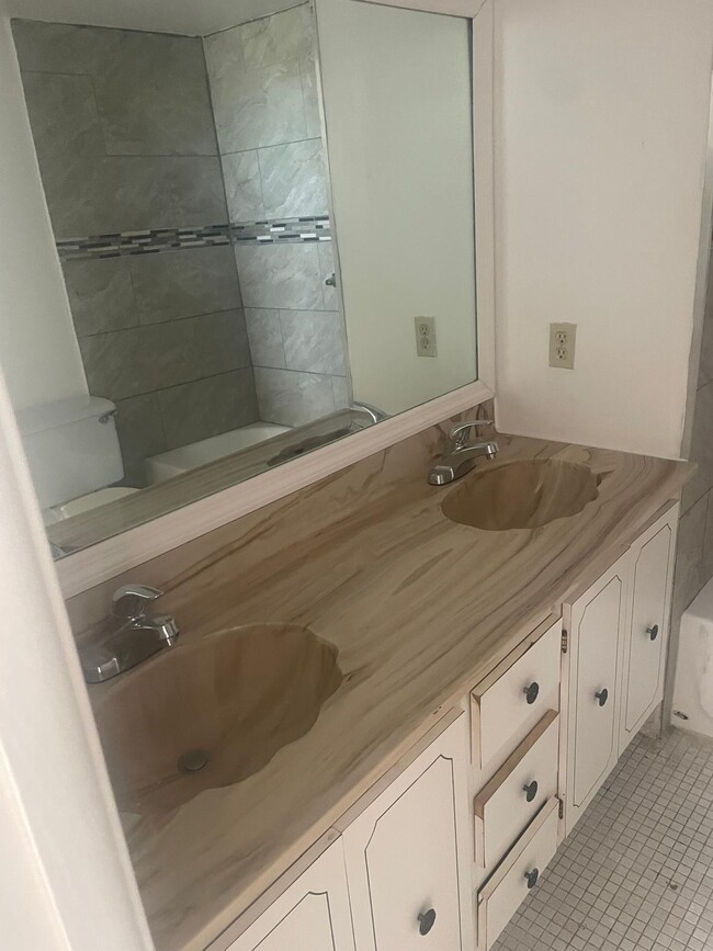 Building Photo - 2571 Aragon Blvd