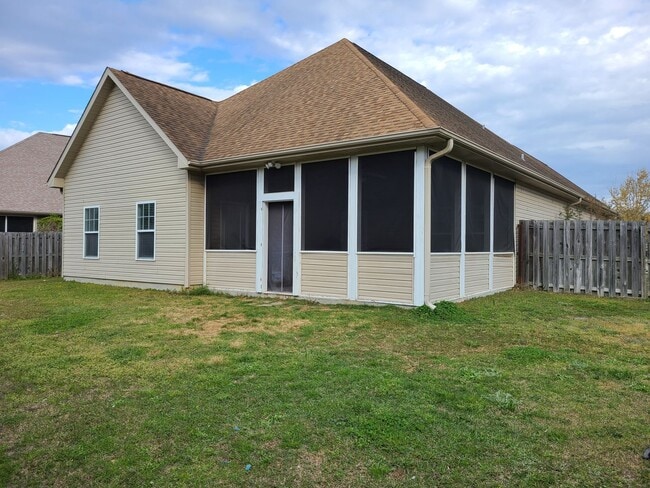 Building Photo - Beautiful unfurnished 3 bedroom, 2.5 bath ...
