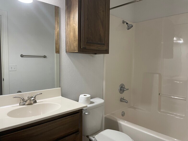 bathroom - 610 Rolling Hills Dr