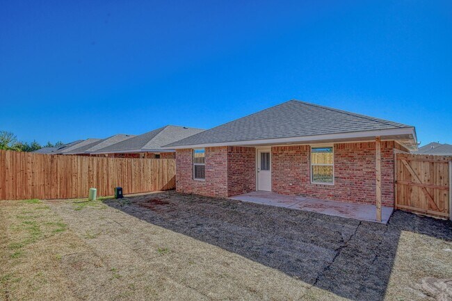Building Photo - Brand New Construction in Varenna Landing! Storm shelter and lawn care included!