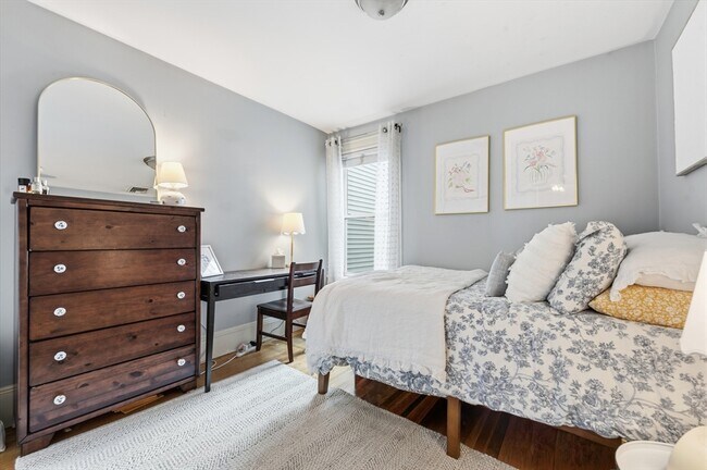 Building Photo - 627 E 6th St