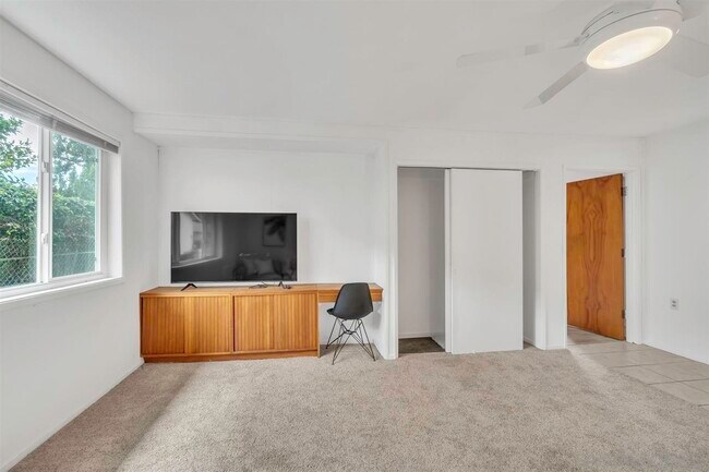 Building Photo - 17052 Bernardo Oaks Dr