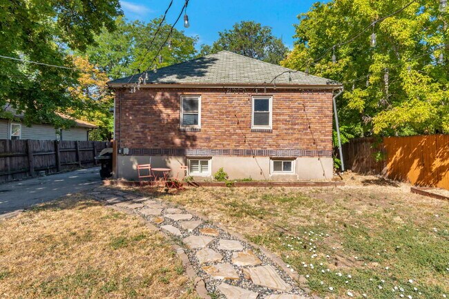 Building Photo - AVAILABLE NOW - Charming Sugar House Bungalow