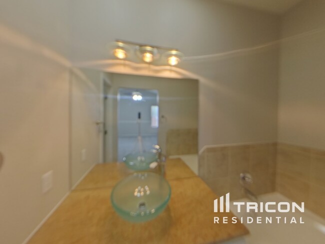 Building Photo - 5950 Fescue Dr