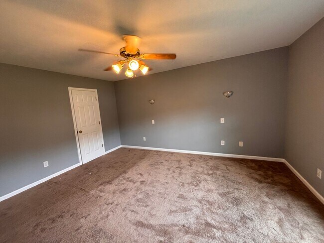 Building Photo - 5 Bedrooms- 3 Bathroom- House in West Rome!