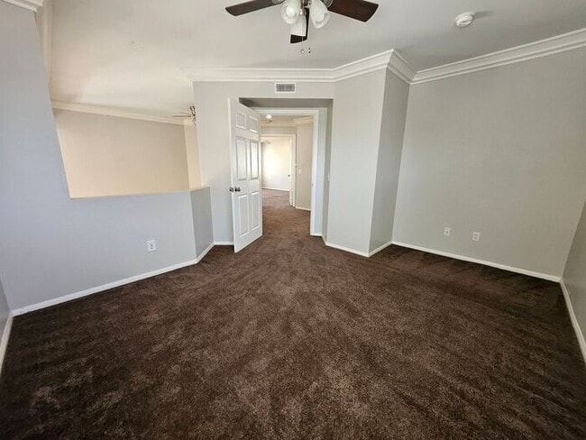 Building Photo - New Listing!