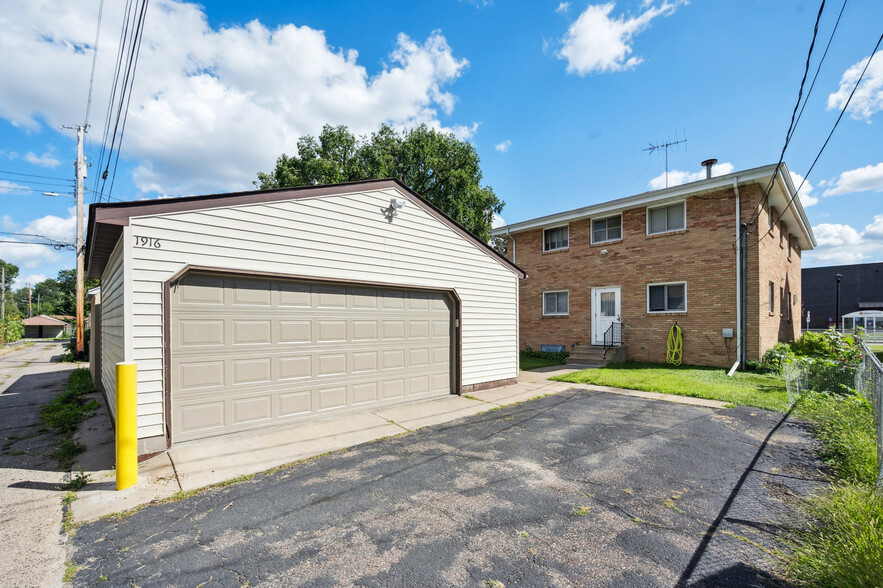 garage & driveway - 1916 N 44th Ave