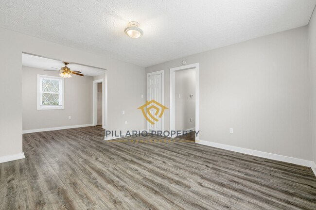 Building Photo - Updated 3 Bedroom Near Forest Manor, Available NOW!