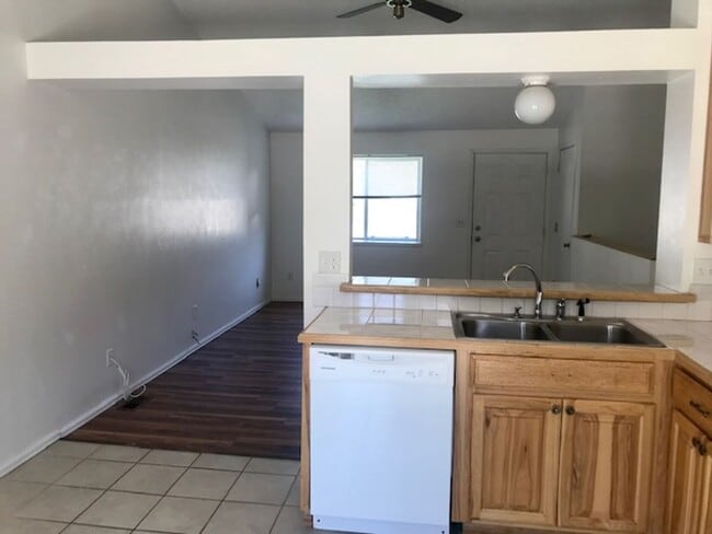 Building Photo - Start a Lease by 4/17 and get $250 off 1st Month!