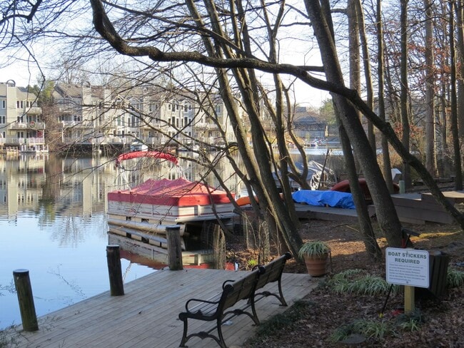 Building Photo - Updated 1800+ sq/ft 3 bdrm 2.5 bath end unit townhome