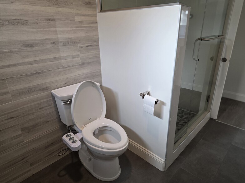 Building Photo - 425 Western Ave