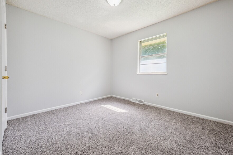 Building Photo - 16713 Bel Ray Blvd