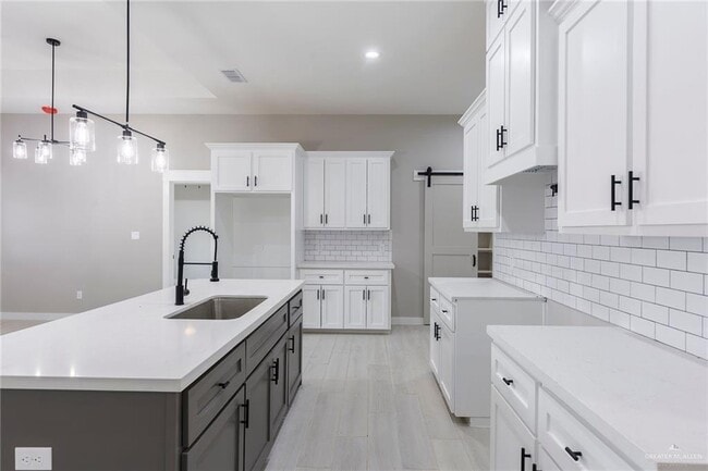 Building Photo - 21 Hope Dr