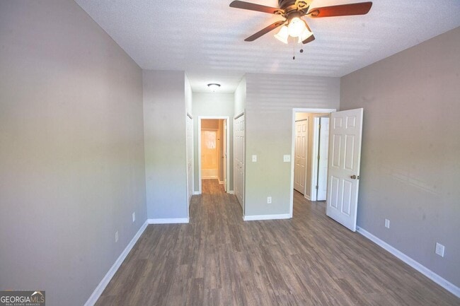 Building Photo - 1703 Ridgefield Dr