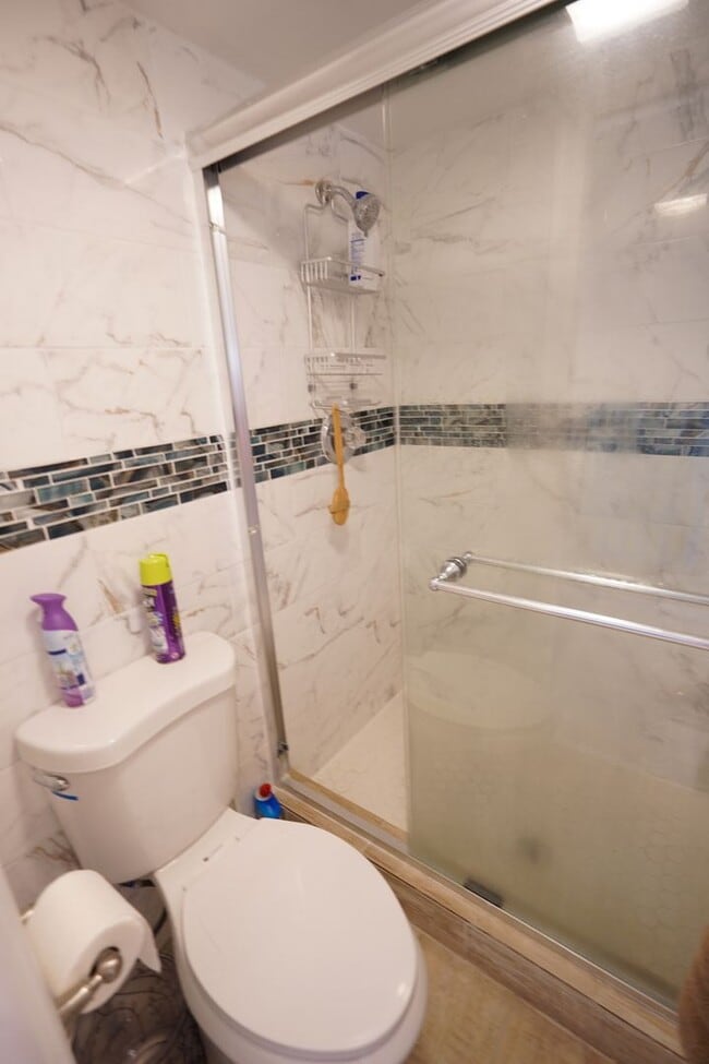 Building Photo - Renovated 2/2 in quite 55+ community