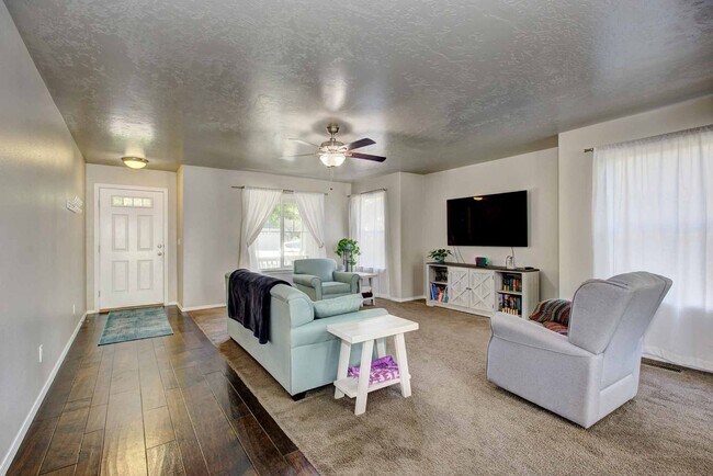 Building Photo - Beautiful 6 bed 2.5 bath home located in t...