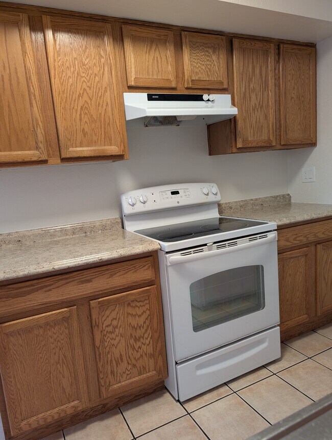 Building Photo - 1418 S Stanley Pl