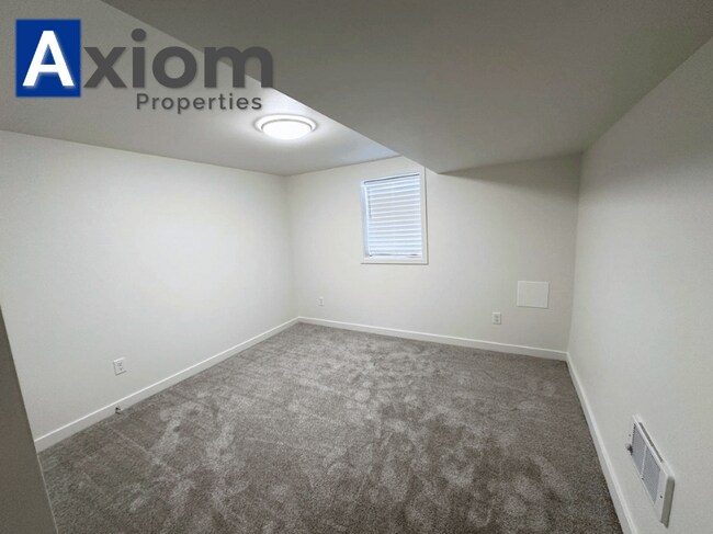 Building Photo - 906 E Elm-B