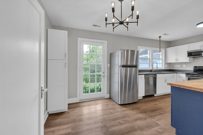 Building Photo - Charming Stuart Heights Home – Spacious, S...