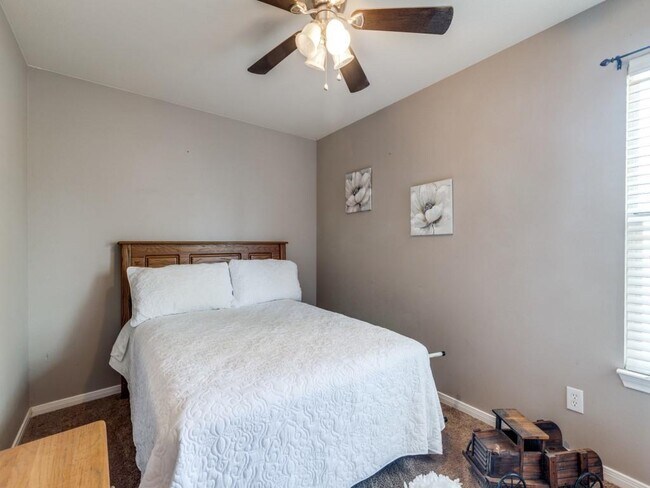 Building Photo - 9651 Oak Hill Dr