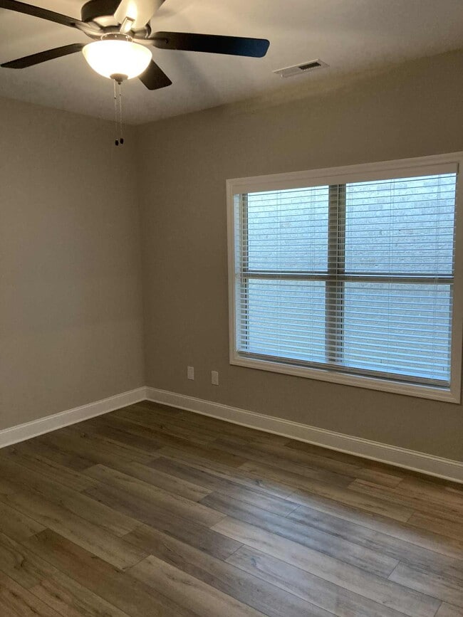 Building Photo - 434 Ronnie Drive SE