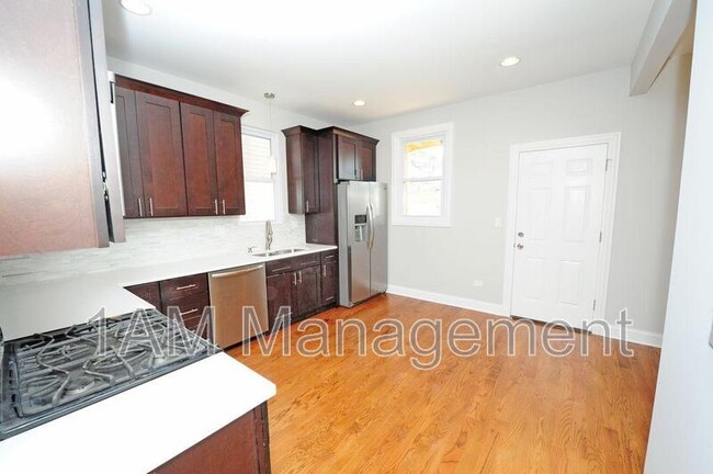Building Photo - 3242 N Ridgeway Ave