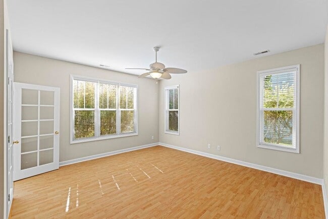 Building Photo - Hampstead Cutie! Backs up to Golf Course!