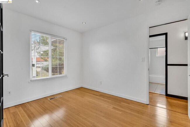 Building Photo - 909 Halite Way