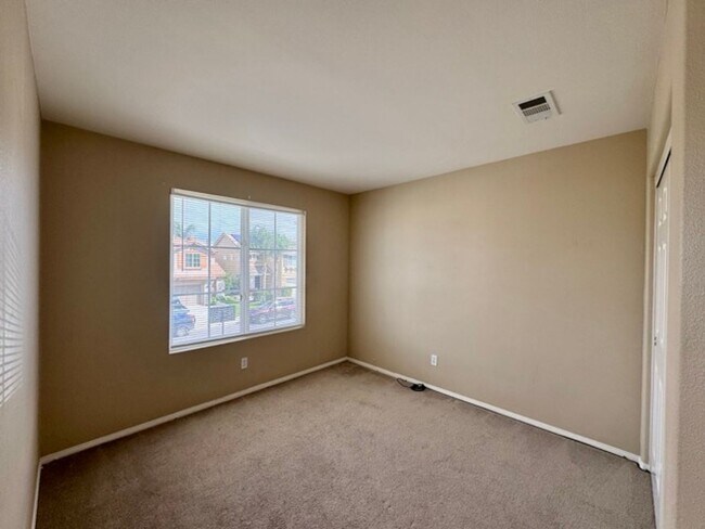 Building Photo - Move in by 11/30 and receive $500 off the ...